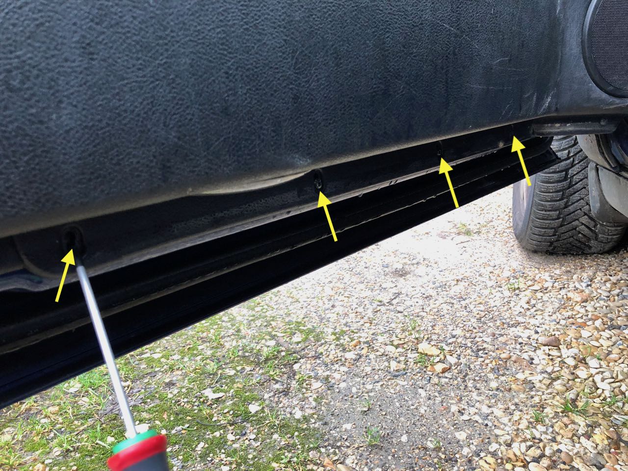 Quatre vis torx à dévisser en bas de portière