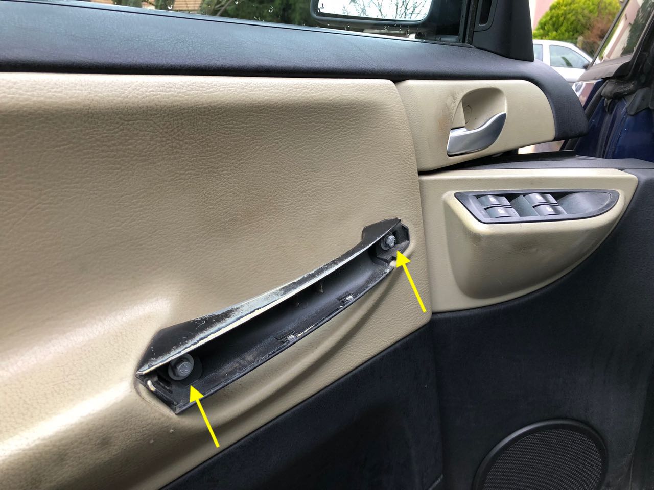 Les deux boulons à dévisser, une fois le cache enlevé