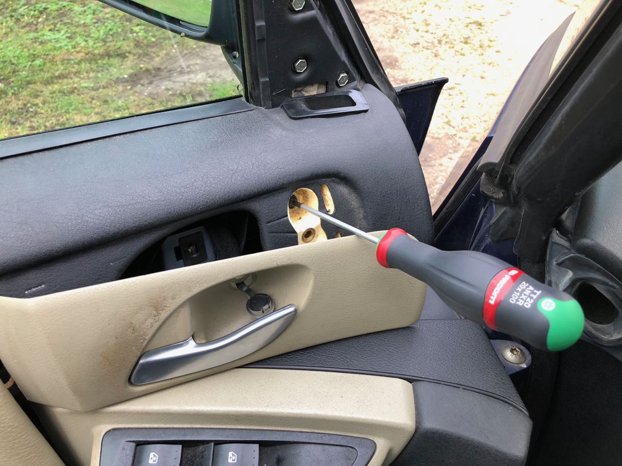 Dévisser la vis qui est derrière