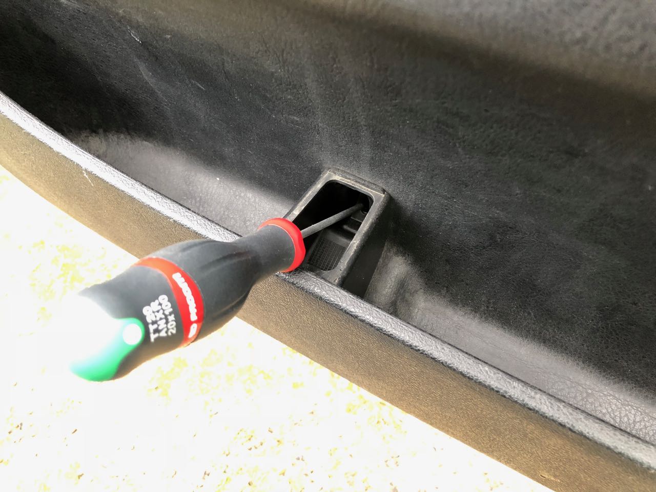 Dévisser la vis au fond