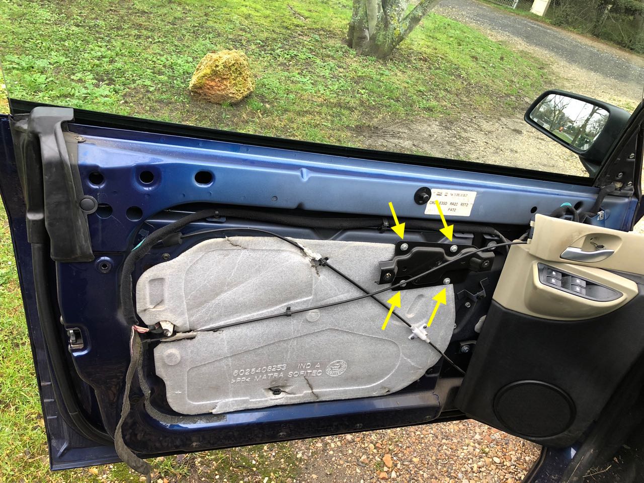 Déposer les quatre vis et la platine