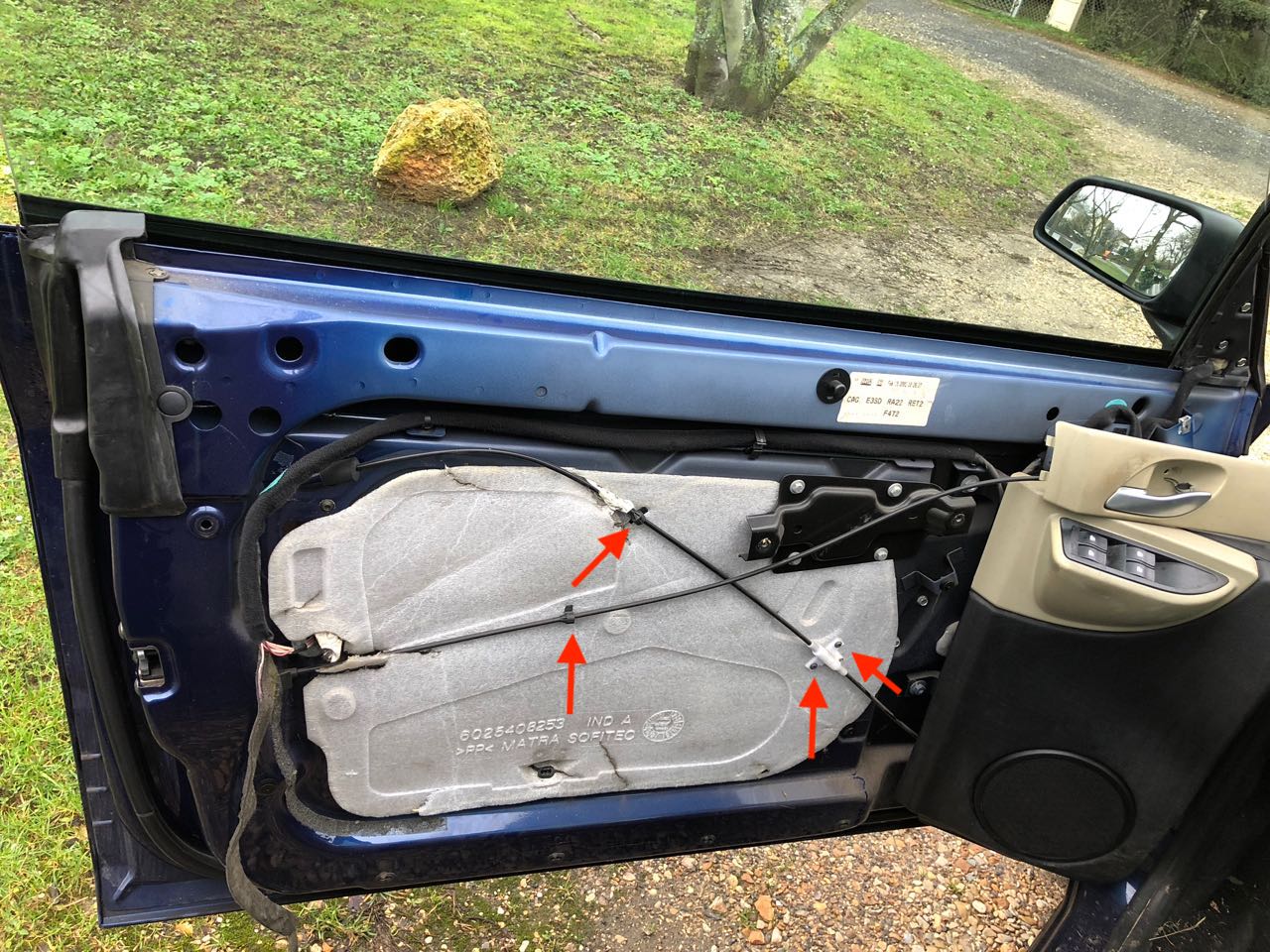 Déposer les clips et les vis