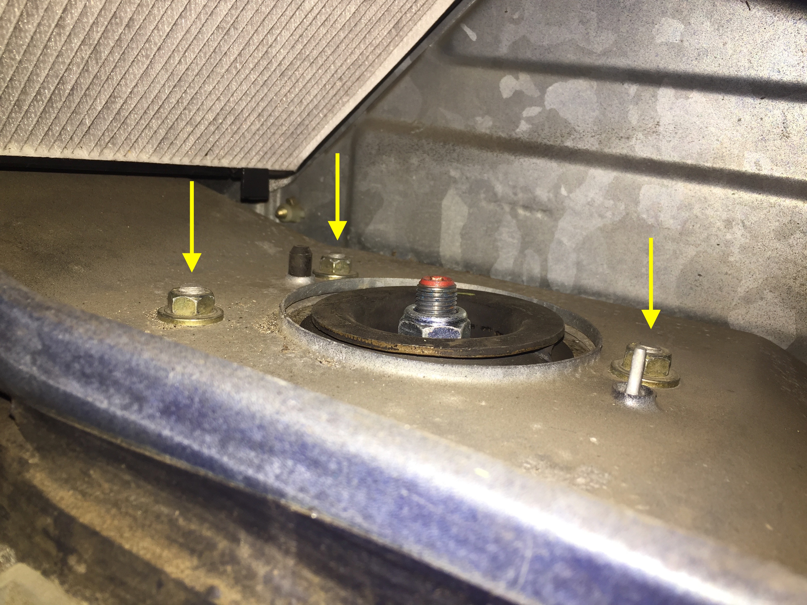 Dévisser les trois vis qui tiennent l'amortisseur...