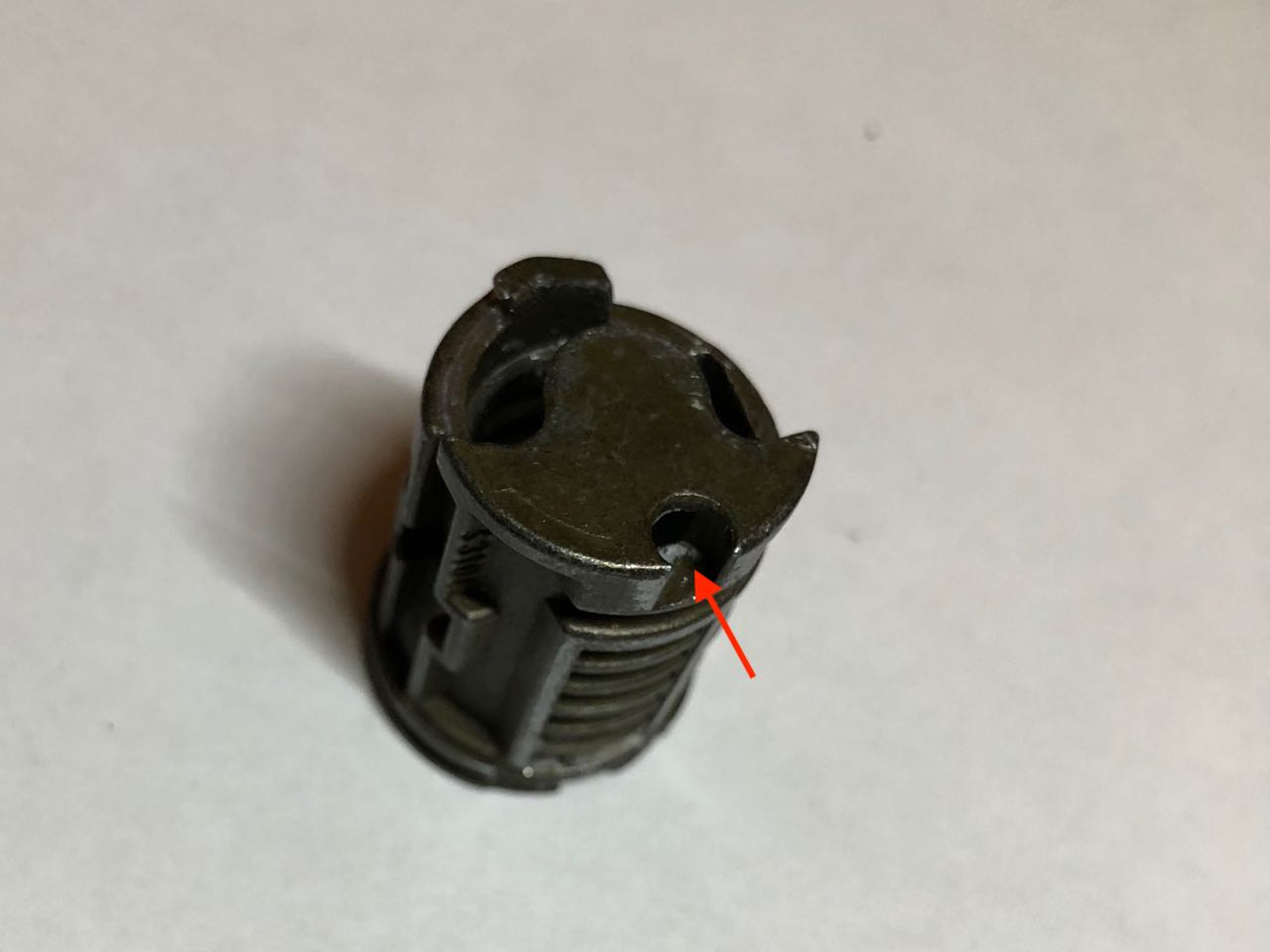 Le logement pour l'axe de rotation du levier