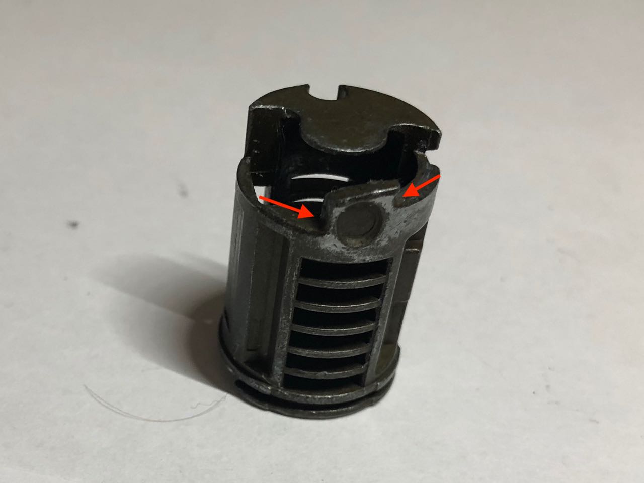 Le positionnement des pattes du ressort de rappel