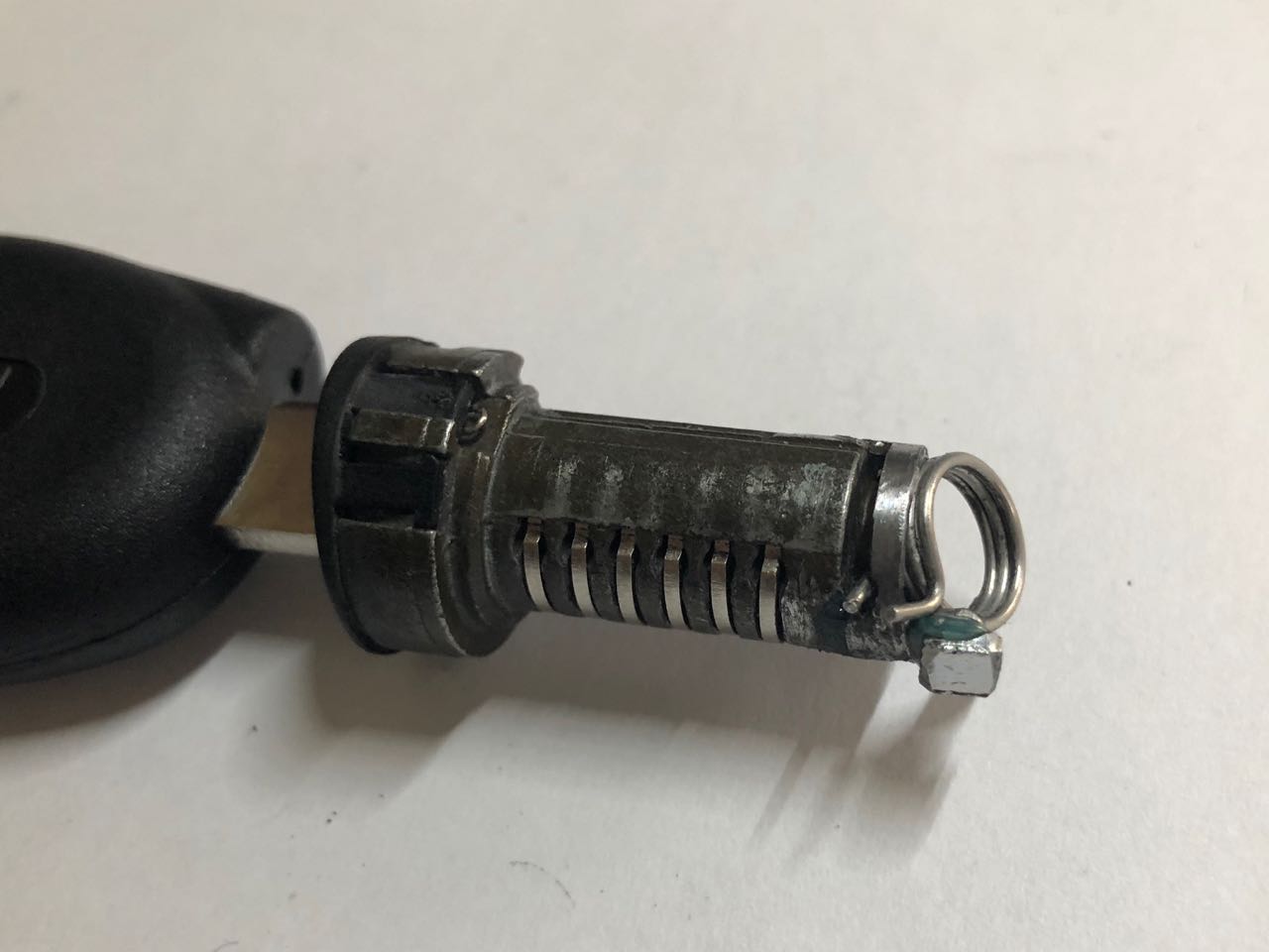 Le ressort de rappel au bout du barillet