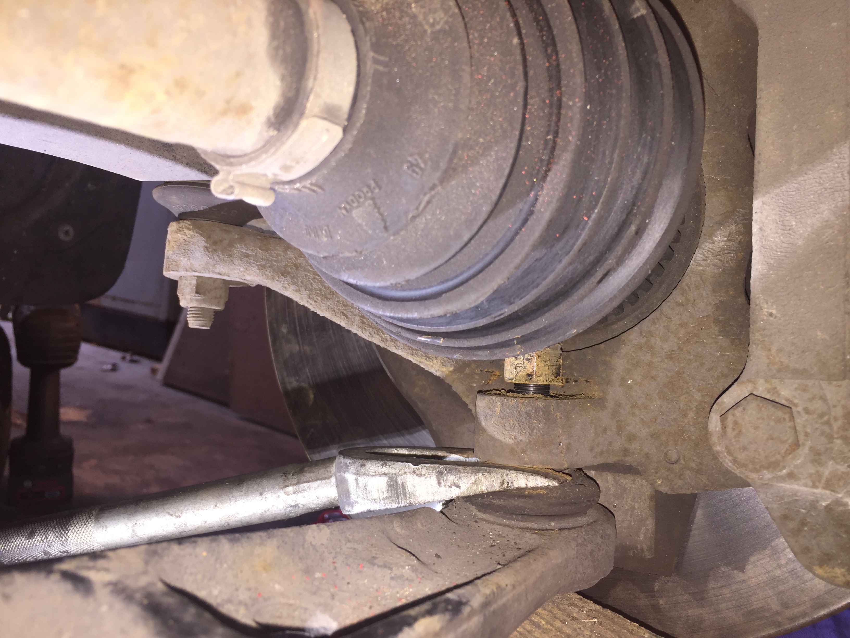 Décoller la rotule à l'aide du chasse rotule à frapper