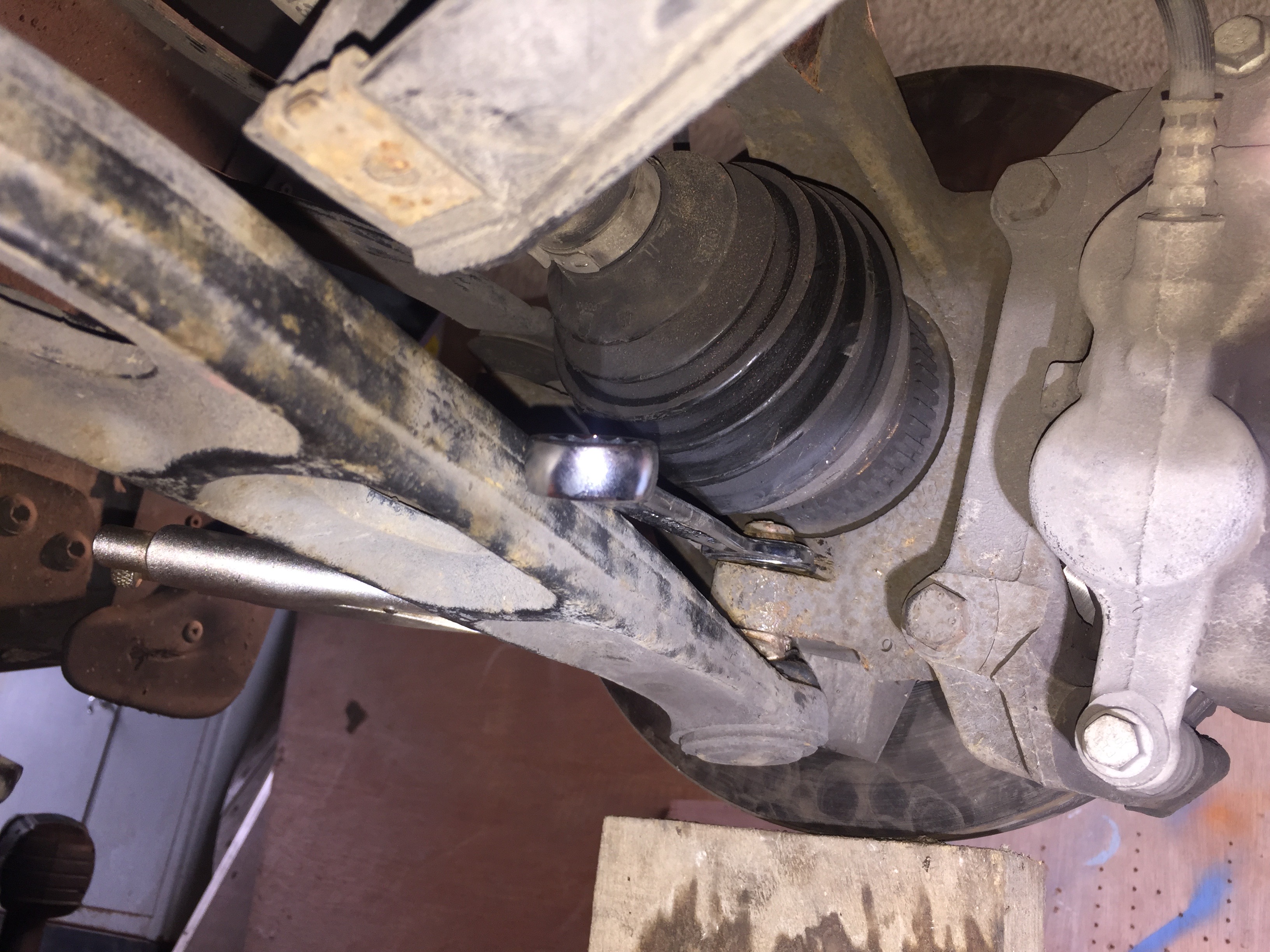 Utilisation de la pince étau pour bloquer la rotule