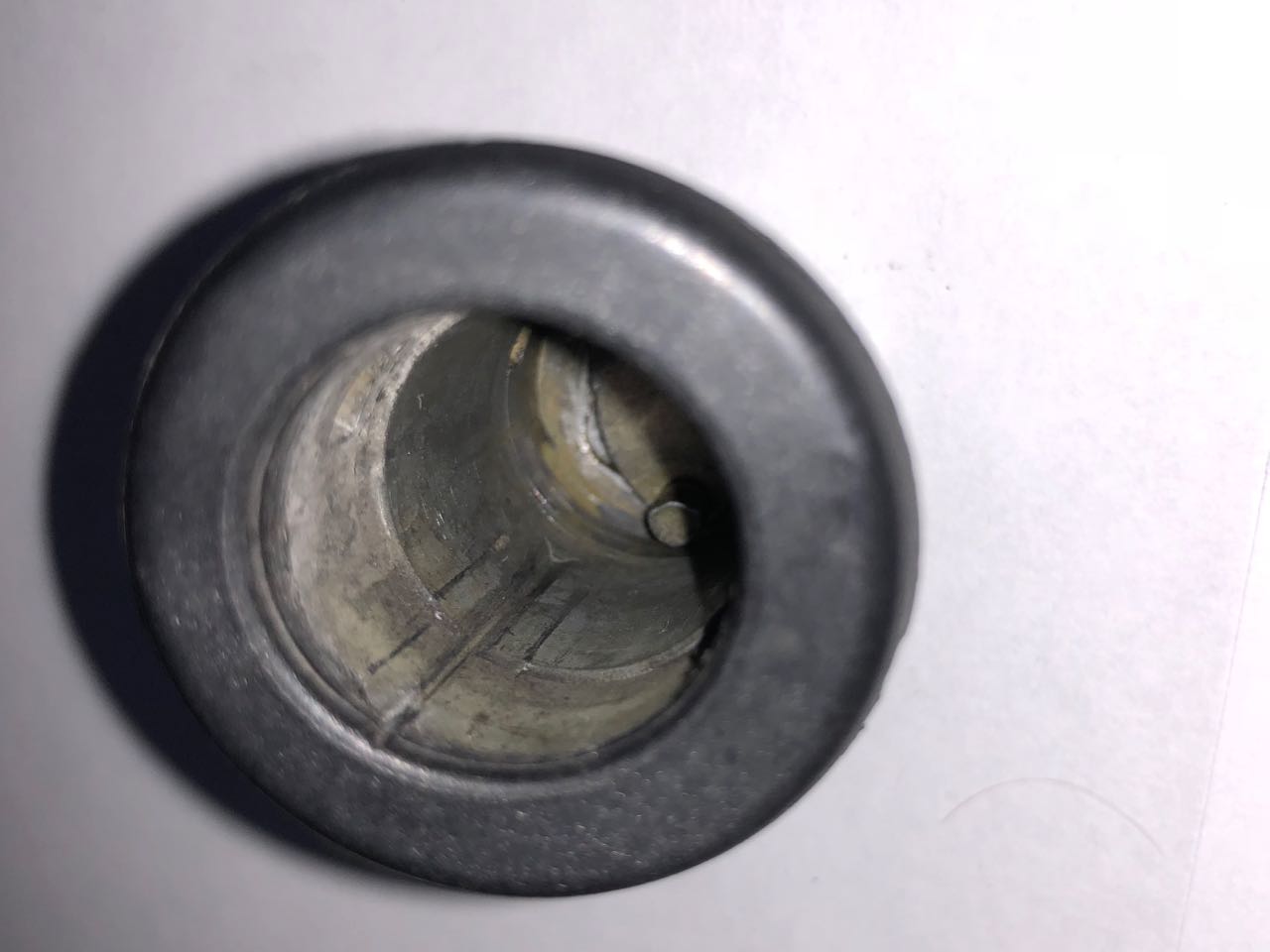 La rainure correspondante dans le corps de la serrure