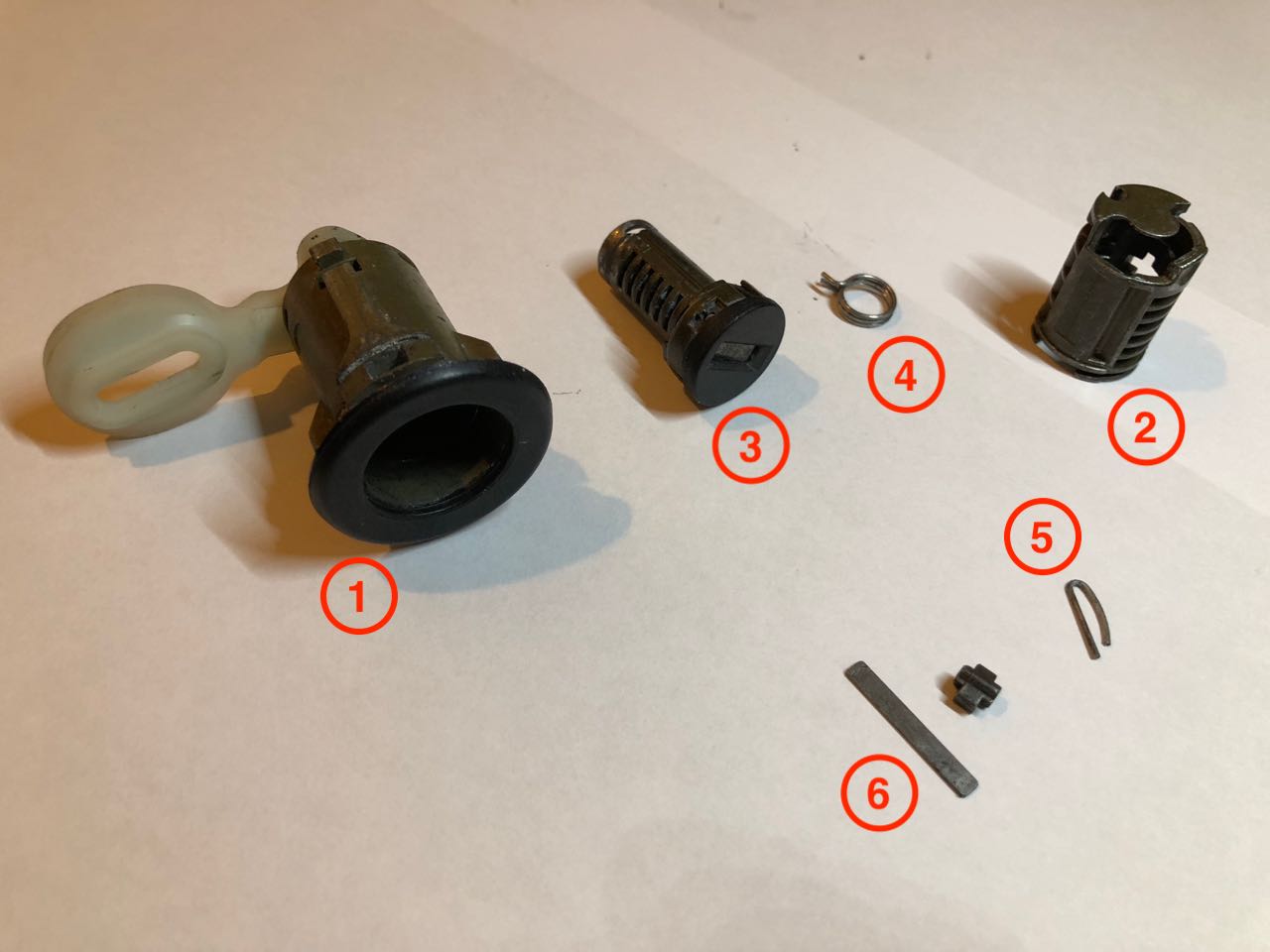 Les différentes pièces de la serrure