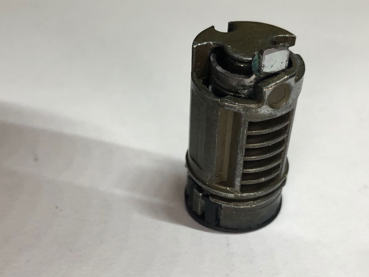 L'excroissance collée sur la grande patte, en position sur le stator