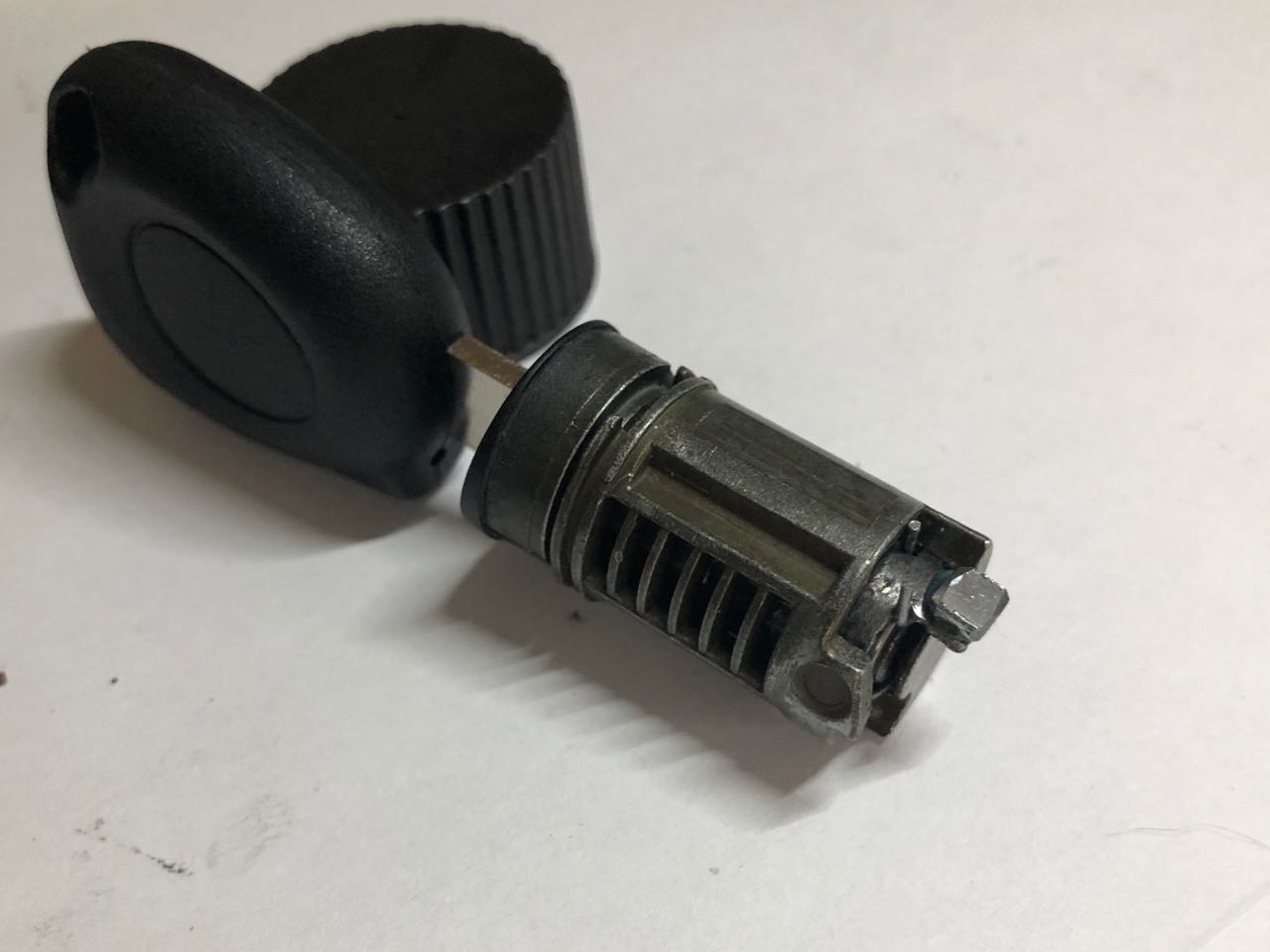 La patte supérieure du ressort de rappel bien positionnée