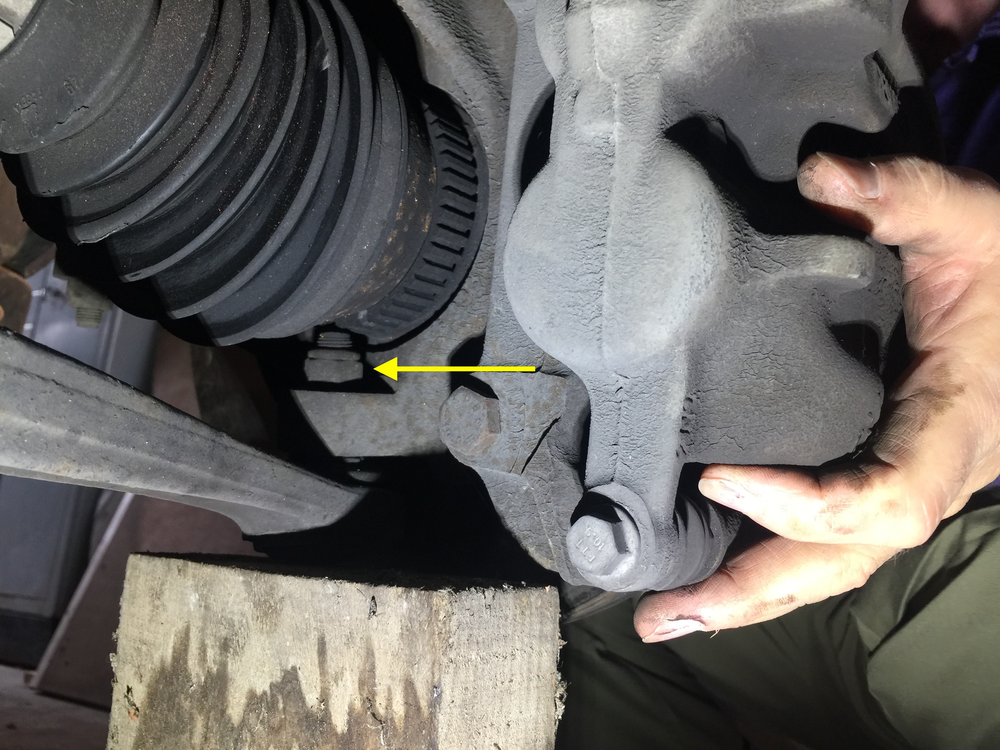 Dévisser l'écrou de la rotule de suspension