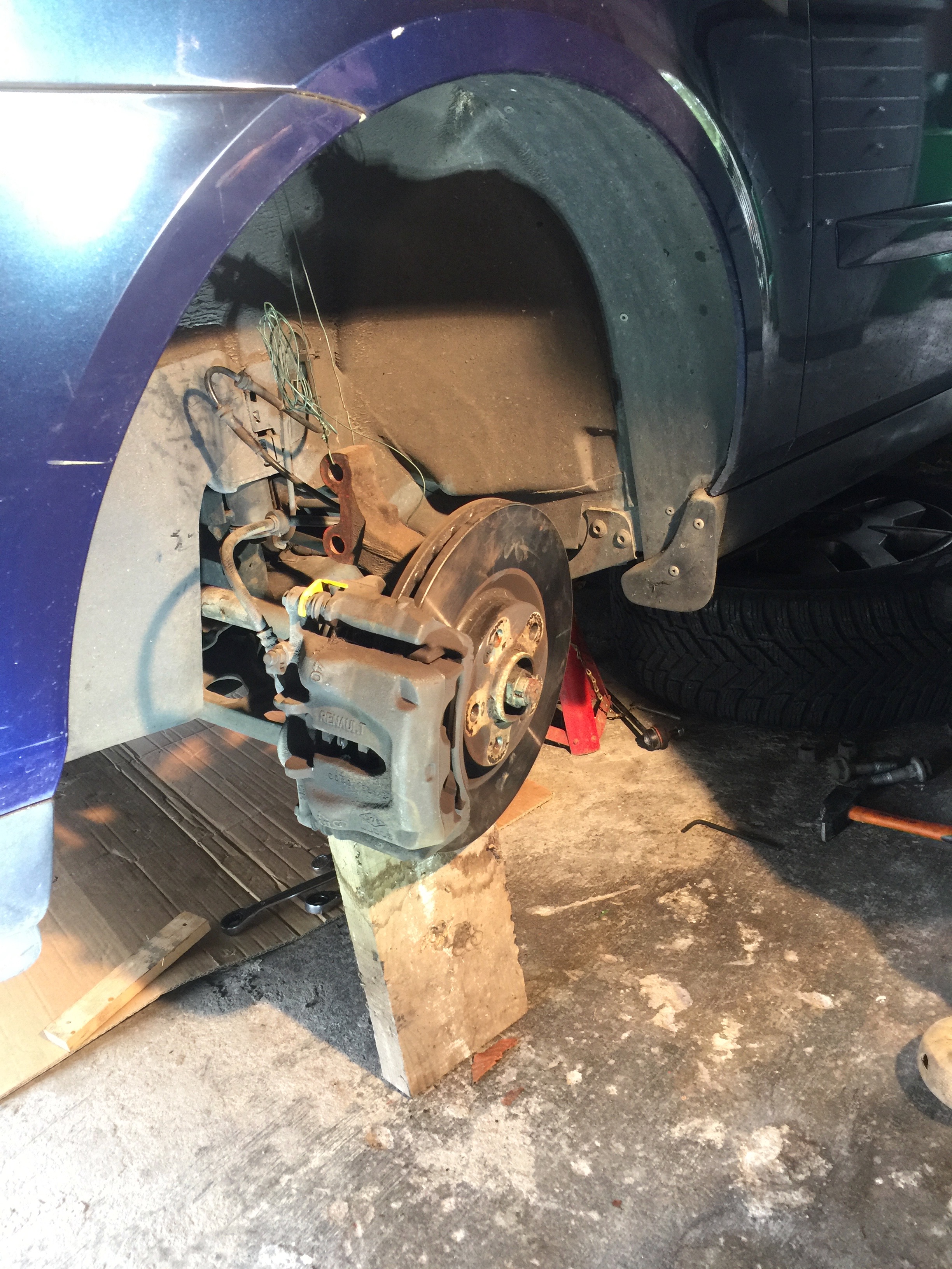 Attacher la fusée avec un fil de fer ou une ficelle